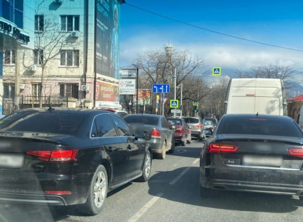 «Почти час без движения»: Новороссийск встал в предпраздничную пробку