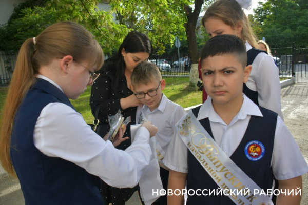 Слезы, аплодисменты, песня директора. В Новороссийске прозвенел «Последний звонок»! Фоторепортаж «НР»