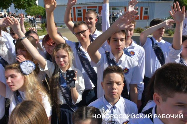 Слезы, аплодисменты, песня директора. В Новороссийске прозвенел «Последний звонок»! Фоторепортаж «НР»