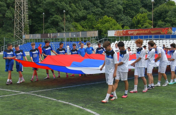 В Новороссийске юные спортсмены развернули на стадионе огромный триколор + видео