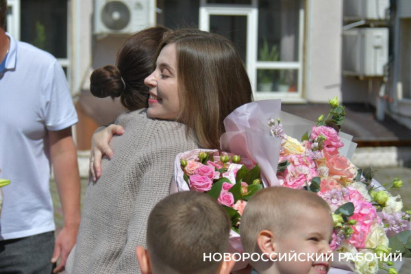 В Новороссийске экипаж ДПС с подарками встретил «крестницу», которую еле успели довезти до роддома в День Победы