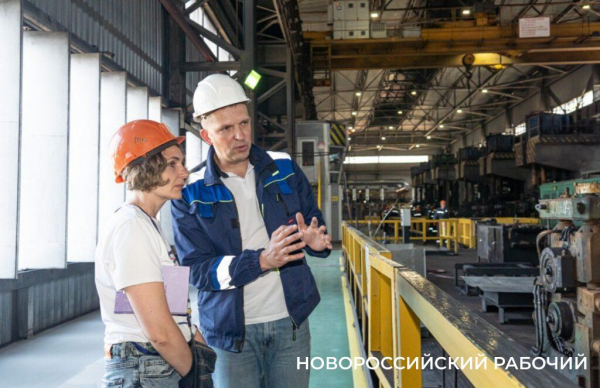 В Новороссийске металлурги с высшим образованием карьеру начинают подручным сталевара