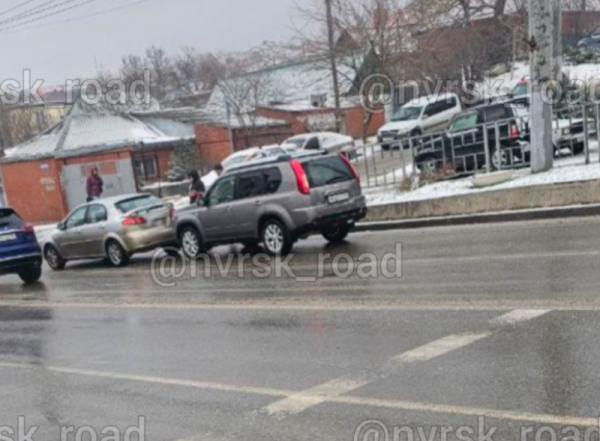 Гололед в Новороссийске: дорожные службы устраняют «зимнюю скользкость»