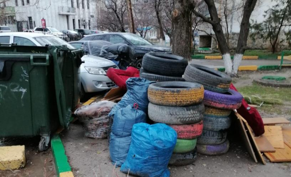 В Новороссийске контейнерную площадку и двор завалили шинами