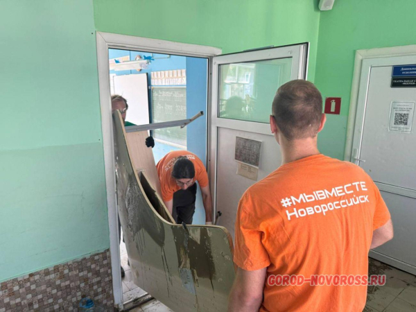Новороссийцы помогают в ликвидации подтопления в Туапсинском районе.