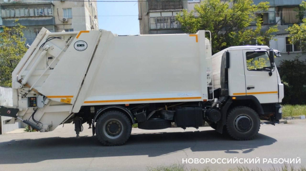В Новороссийске мусорные баки просят чистоты