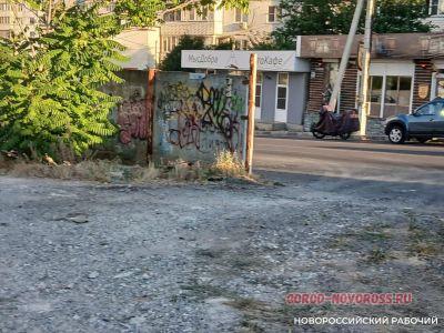 В Новороссийске наведут порядок на участке, где хотели построить ЖК «Бульвар Черняховского»