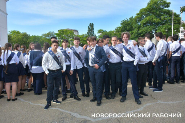 Слезы, аплодисменты, песня директора. В Новороссийске прозвенел «Последний звонок»! Фоторепортаж «НР»
