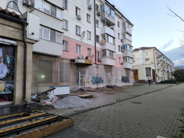 Заложниками бизнеса стали жители домов в центре Новороссийска Заложниками бизнеса стали жители домов в центре Новороссийска