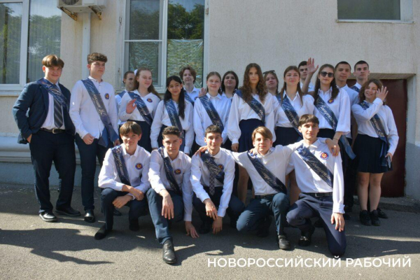 Слезы, аплодисменты, песня директора. В Новороссийске прозвенел «Последний звонок»! Фоторепортаж «НР»