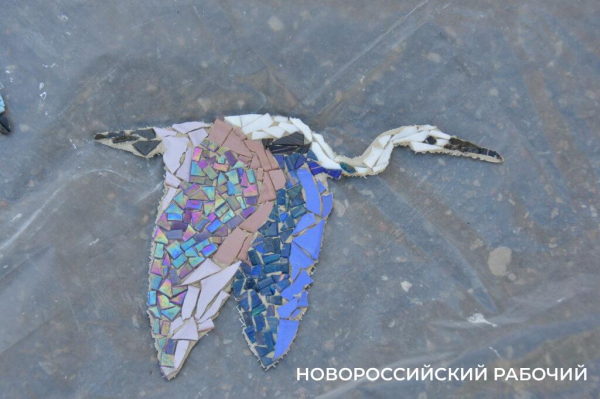 Сегодня стену в Новороссийске «расписали» мозаичными птицами. Они тоже люди!
