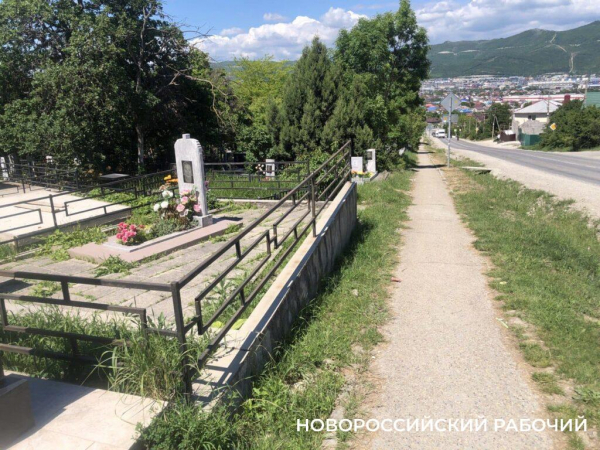 В Новороссийске кладбище осталось без забора по вине подрядчика