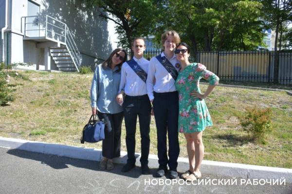 Слезы, аплодисменты, песня директора. В Новороссийске прозвенел «Последний звонок»! Фоторепортаж «НР»