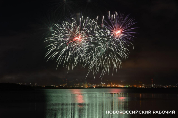 Новороссийск 2026 год встретил спокойно. Горожан пугали только взрывы фейерверков Новороссийск 2026 год встретил спокойно. Горожан пугали только взрывы фейерверков