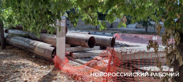 «В траншее не 37, а все +60!» Ремонт  теплотрассы в Новороссийске в жару не останавливают