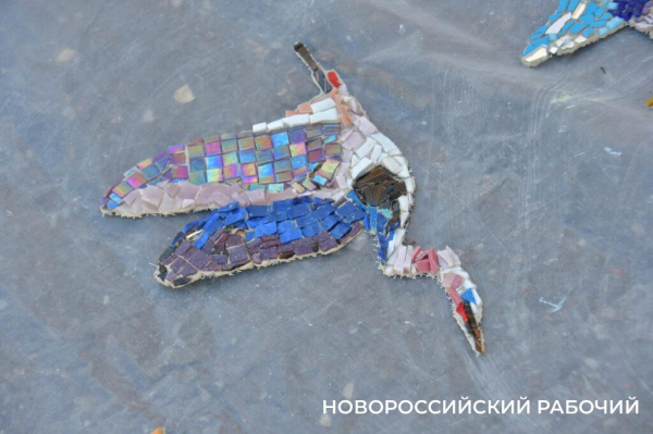 Сегодня стену в Новороссийске «расписали» мозаичными птицами. Они тоже люди!