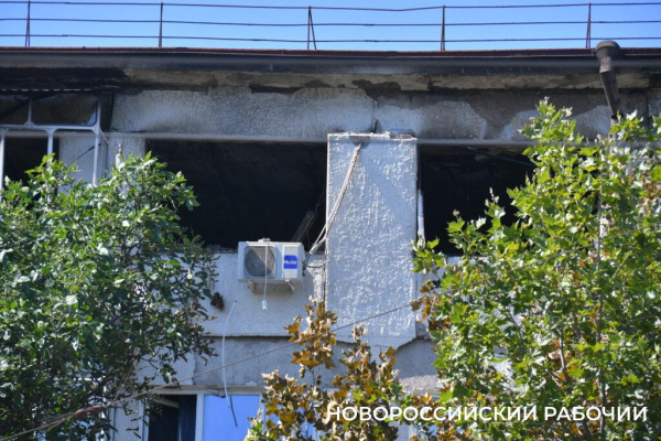 Подъезд дома в Новороссийске, где горела квартира, оцеплен. Людей расселили