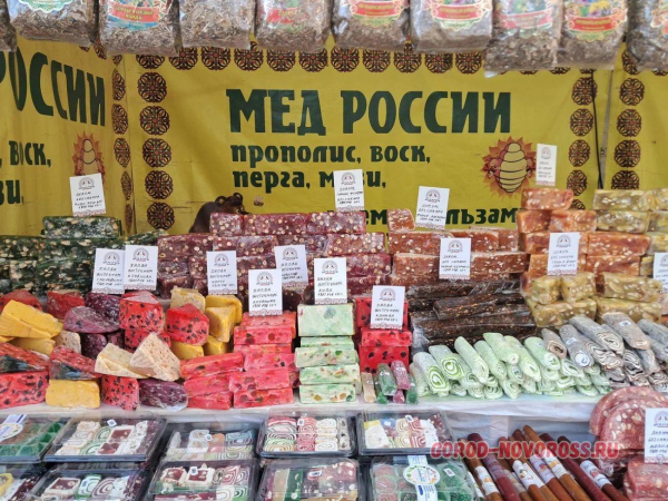 Всероссийская предновогодняя ярмарка ждёт новороссийцев и гостей в сквере им. Чайковского до 31 декабря