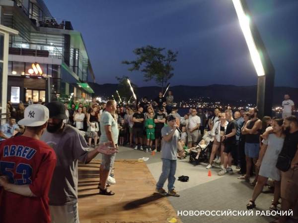 «Хватит орать!» На ночных музыкантов на набережной в Новороссийске можно жаловаться в полицию