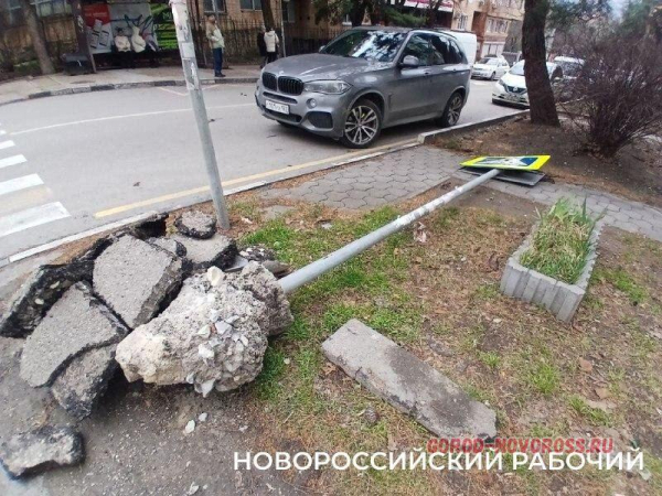 В Новороссийске прохожие замечают упавшие дорожные знаки