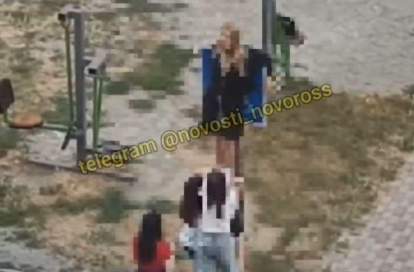 В Новороссийске девочка залезла на дорожный знак в 5 утра, кричала от боли и будила жильцов