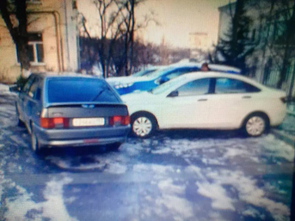 В Новороссийске машины продолжают «здороваться» с заборами В Новороссийске машины продолжают «здороваться» с заборами