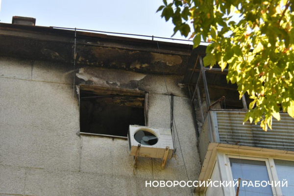 Подъезд дома в Новороссийске, где горела квартира, оцеплен. Людей расселили