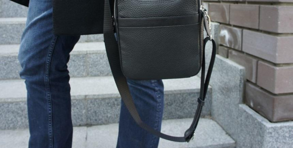 Новороссиец похитил со ступенек парикмахерской борсетку с банковской картой, мобильник и личные вещи