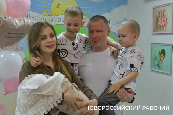 В Новороссийске экипаж ДПС с подарками встретил «крестницу», которую еле успели довезти до роддома в День Победы