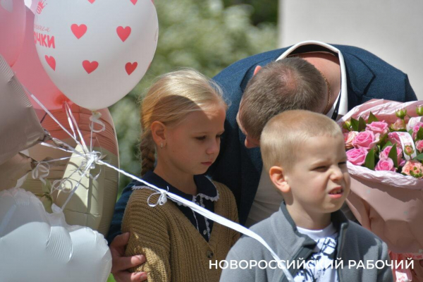 В Новороссийске экипаж ДПС с подарками встретил «крестницу», которую еле успели довезти до роддома в День Победы