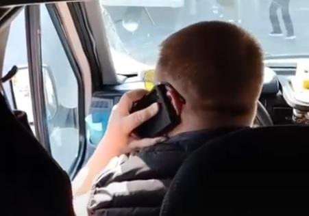 Ехал рывками, в руке – телефон: веселая поездка в маршрутке Новороссийска + видео