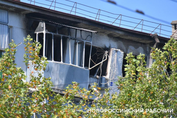 Подъезд дома в Новороссийске, где горела квартира, оцеплен. Людей расселили