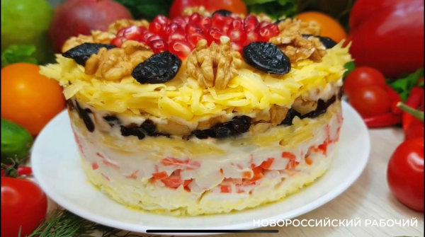 Салат из крабовых палочек с черносливом Салат из крабовых палочек с черносливом