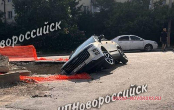 В Новороссийске джип провалился в канаву