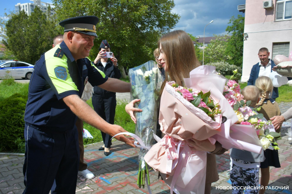 В Новороссийске экипаж ДПС с подарками встретил «крестницу», которую еле успели довезти до роддома в День Победы