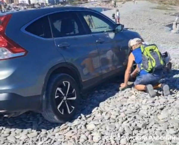 В Новороссийске откапывали машину, которая застряла на пляже В Новороссийске откапывали машину, которая застряла на пляже