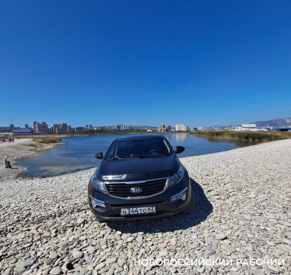 В Новороссийске откапывали машину, которая застряла на пляже В Новороссийске откапывали машину, которая застряла на пляже