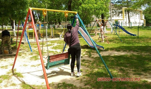 В Новороссийске дворниками подрабатывают даже жены моряков В Новороссийске дворниками подрабатывают даже жены моряков