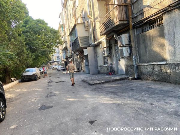 На место пожарища на Анапском шоссе новороссийцы ходят как на экскурсии На место пожарища на Анапском шоссе новороссийцы ходят как на экскурсии